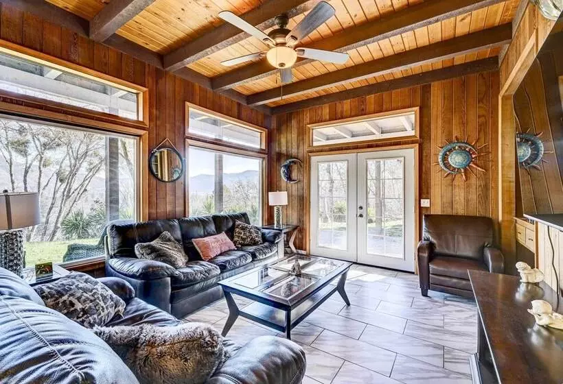 Pet Friendly Grants Pass Home W/ Hot Tub!