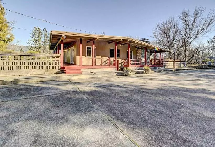 Pet Friendly Grants Pass Home W/ Hot Tub!