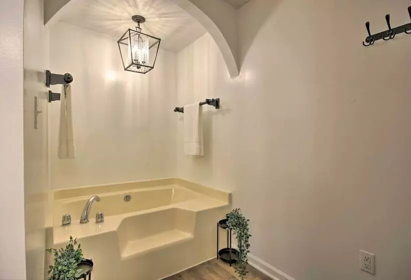 Pet Friendly Lakefront Retreat W/ Deck & Dock