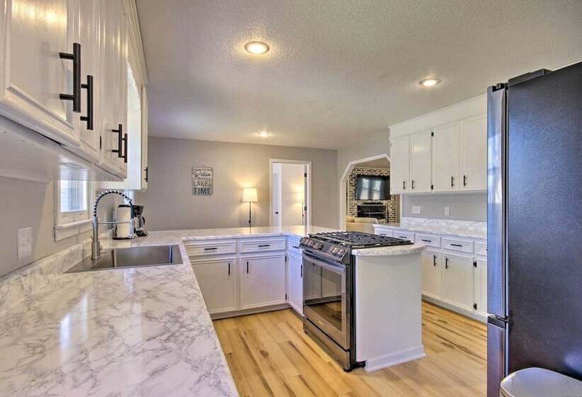 Pet Friendly Lakefront Retreat W/ Deck & Dock