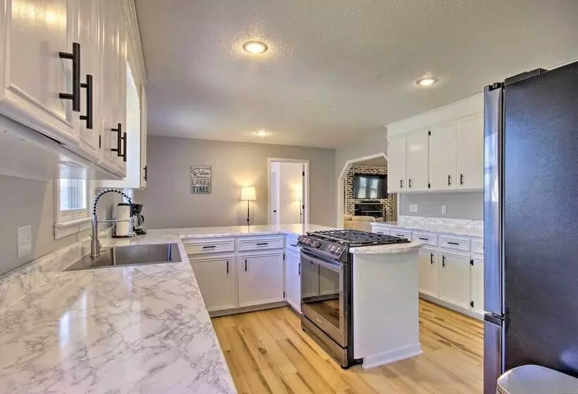 Pet Friendly Lakefront Retreat W/ Deck & Dock