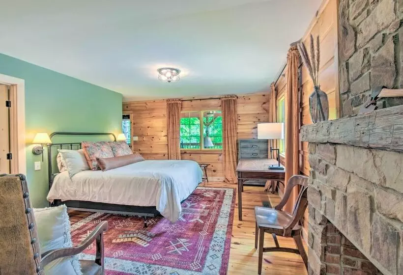 Chauga River Cabin: Pets Welcome!