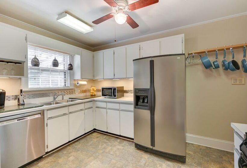 Quaint Goldsboro Home W/ Screened In Porch!