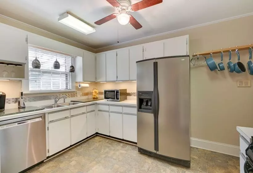 Quaint Goldsboro Home W/ Screened In Porch!