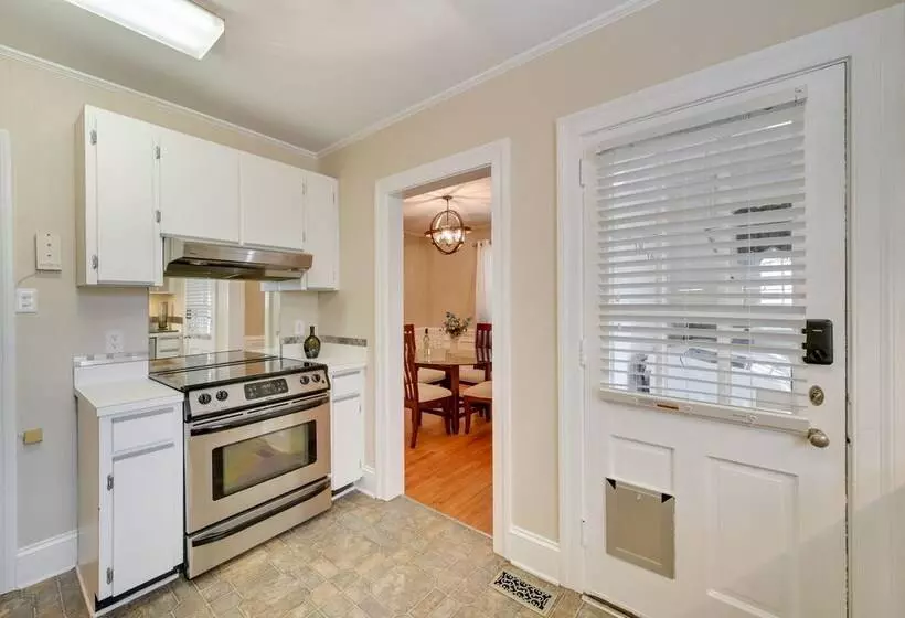 Quaint Goldsboro Home W/ Screened In Porch!