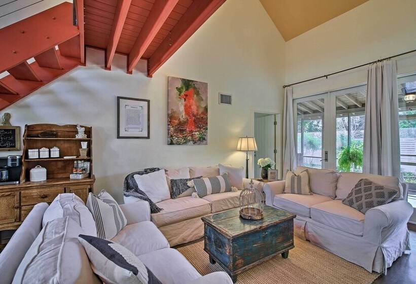 Red Stair Haus 4 Suite Haven Near Main Street!