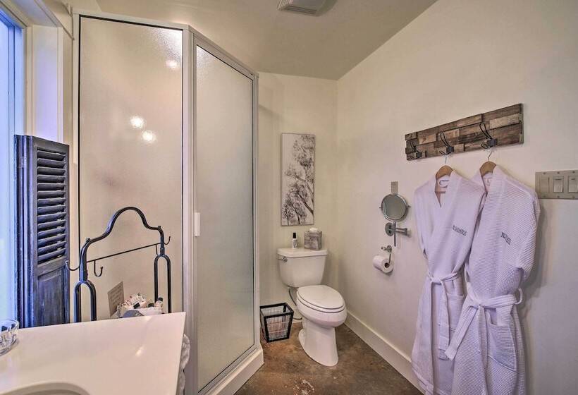 Red Stair Haus 4 Suite Haven Near Main Street!