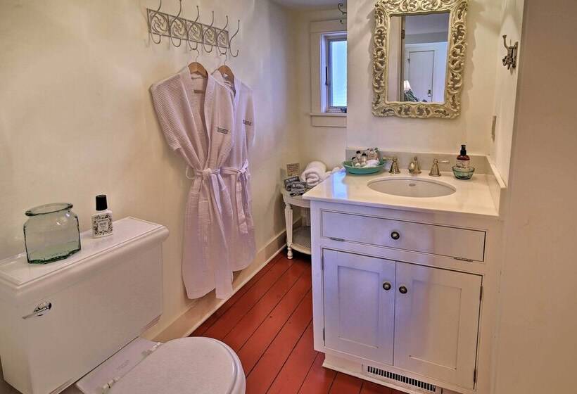 Red Stair Haus 4 Suite Haven Near Main Street!