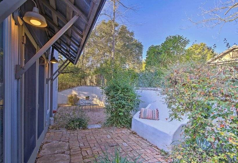 Red Stair Haus 4 Suite Haven Near Main Street!