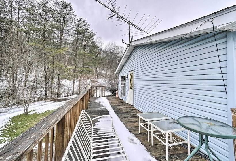 Rustic Family Home + Acreage ~ 20 Mi Hocking Hills