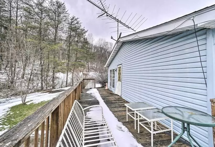 Rustic Family Home + Acreage ~ 20 Mi Hocking Hills