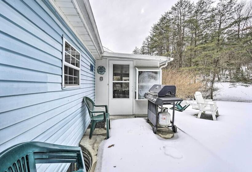 Rustic Family Home + Acreage ~ 20 Mi Hocking Hills