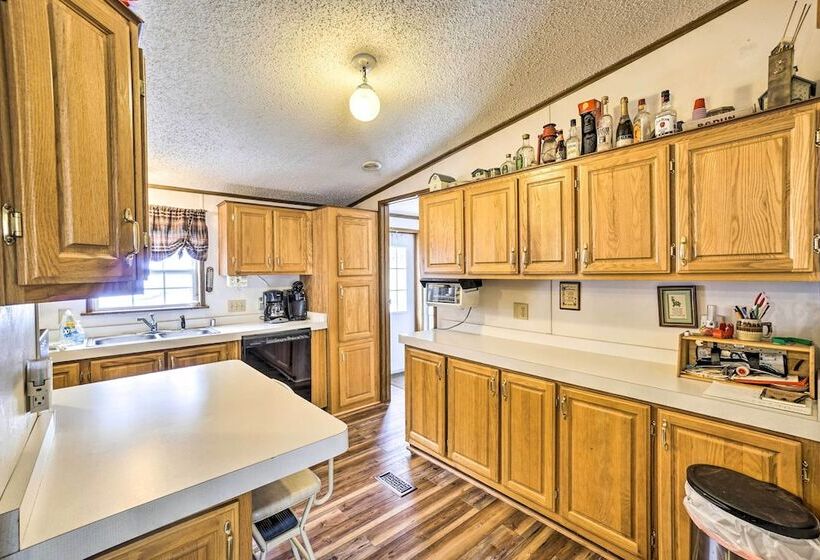 Rustic Family Home + Acreage ~ 20 Mi Hocking Hills