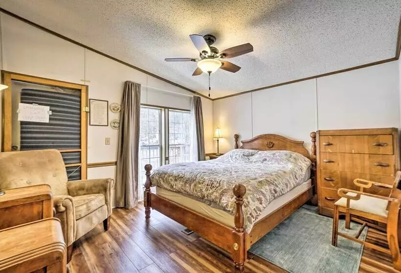 Rustic Family Home + Acreage ~ 20 Mi Hocking Hills