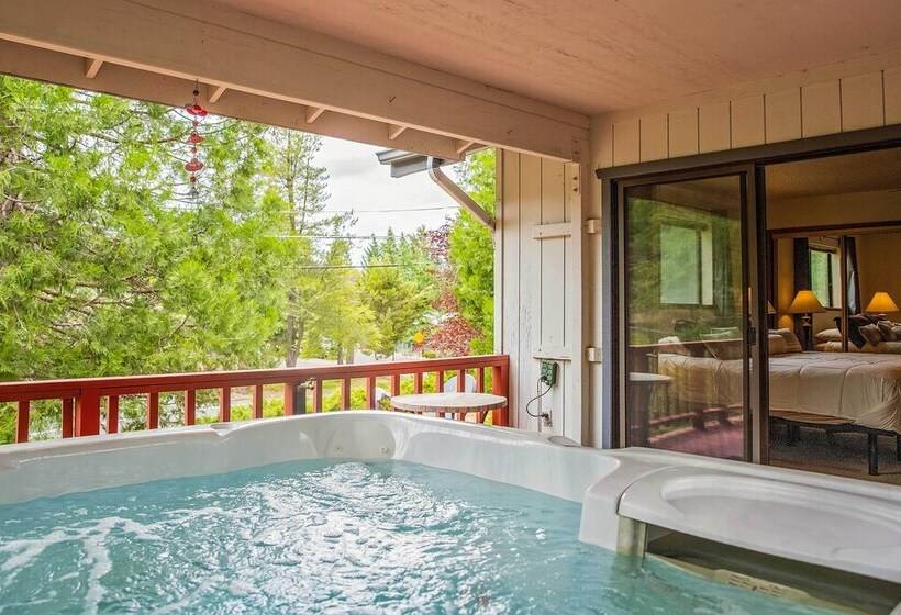 Rustic Groveland Home: Private Hot Tub, Deck & Bbq