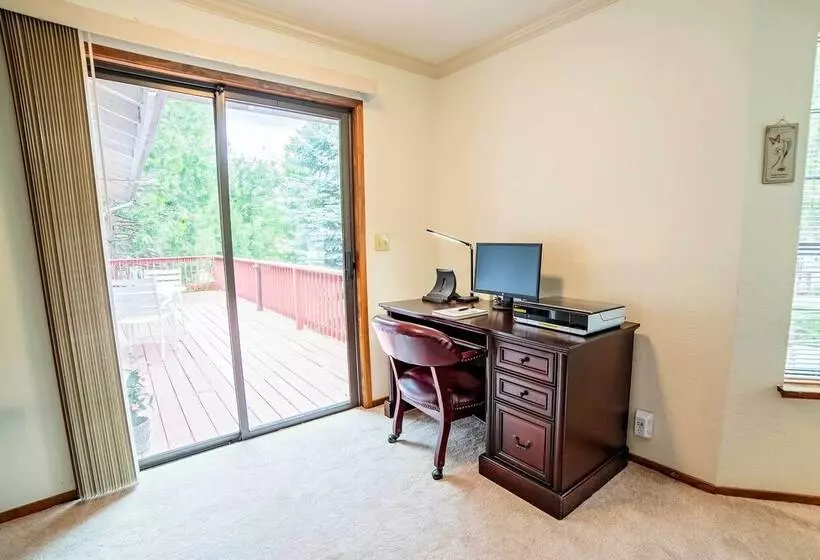 Rustic Groveland Home: Private Hot Tub, Deck & Bbq