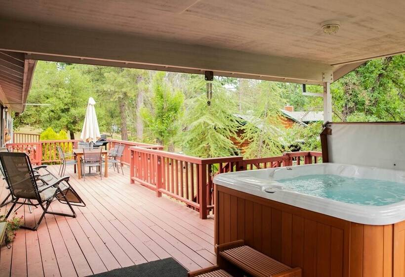 Rustic Groveland Home: Private Hot Tub, Deck & Bbq