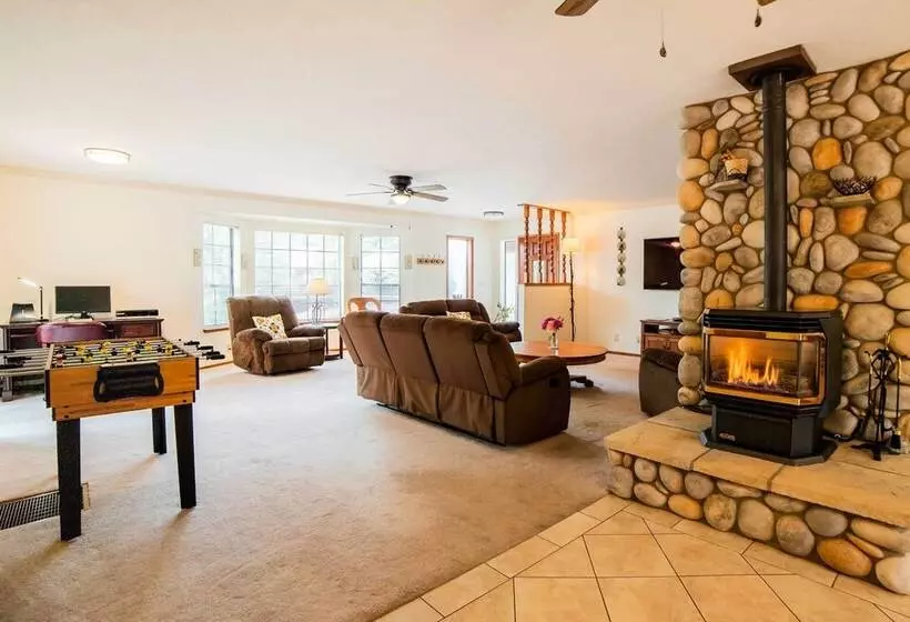 Rustic Groveland Home: Private Hot Tub, Deck & Bbq