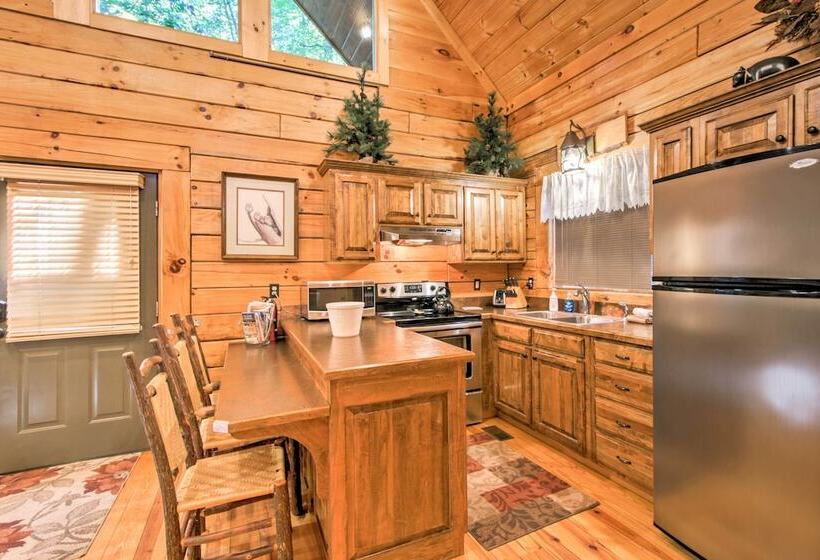 Rustic Smoky Mountain Cabin W/ Hot Tub & Fireplace