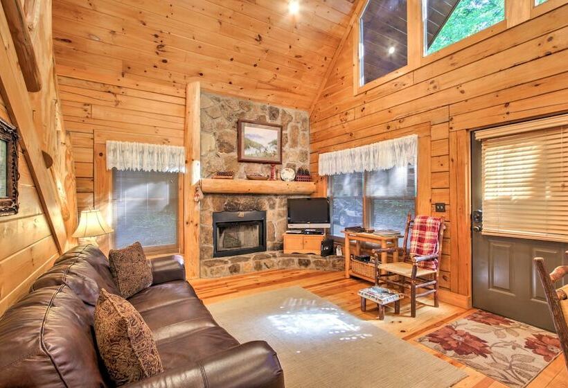 Rustic Smoky Mountain Cabin W/ Hot Tub & Fireplace