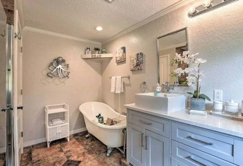 Sarasota Home W/ Pool ~ 5 Miles To The Beach!