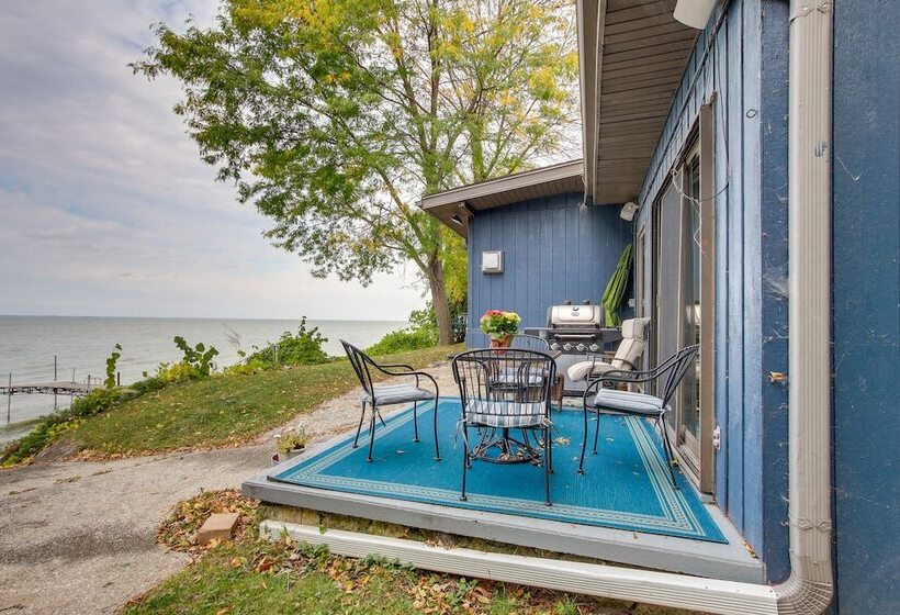 Spacious Waterfront Retreat Near Uw Green Bay