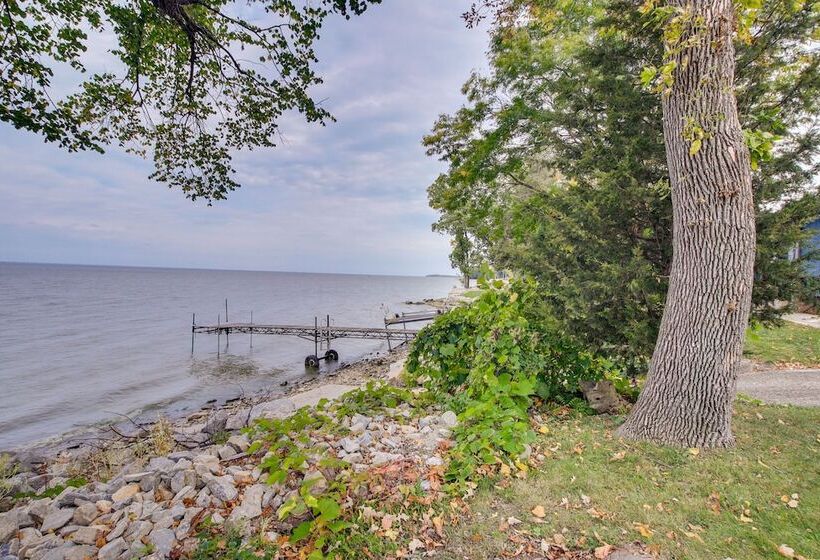 Spacious Waterfront Retreat Near Uw Green Bay