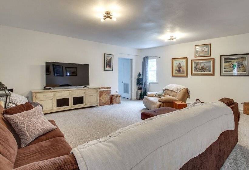 Spacious Waterfront Retreat Near Uw Green Bay