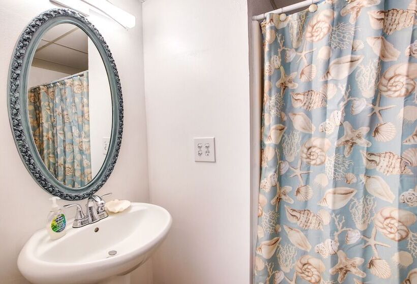 Spacious Waterfront Retreat Near Uw Green Bay