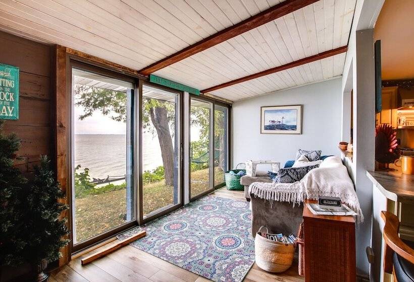 Spacious Waterfront Retreat Near Uw Green Bay