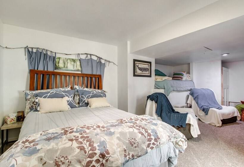 Spacious Waterfront Retreat Near Uw Green Bay