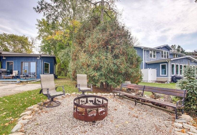 Spacious Waterfront Retreat Near Uw Green Bay