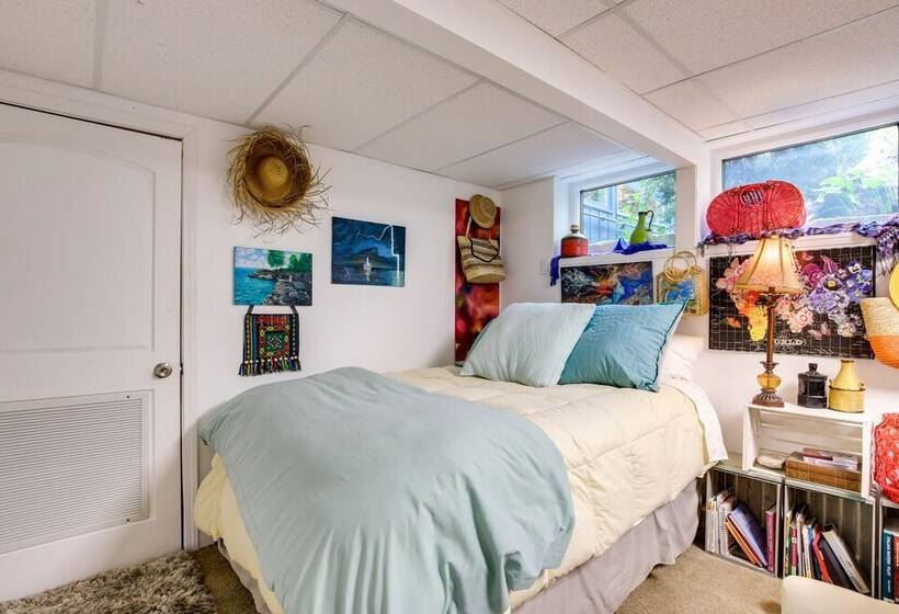 Spacious Waterfront Retreat Near Uw Green Bay