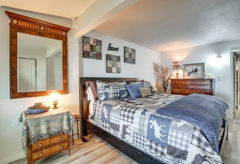 Spacious Waterfront Retreat Near Uw Green Bay