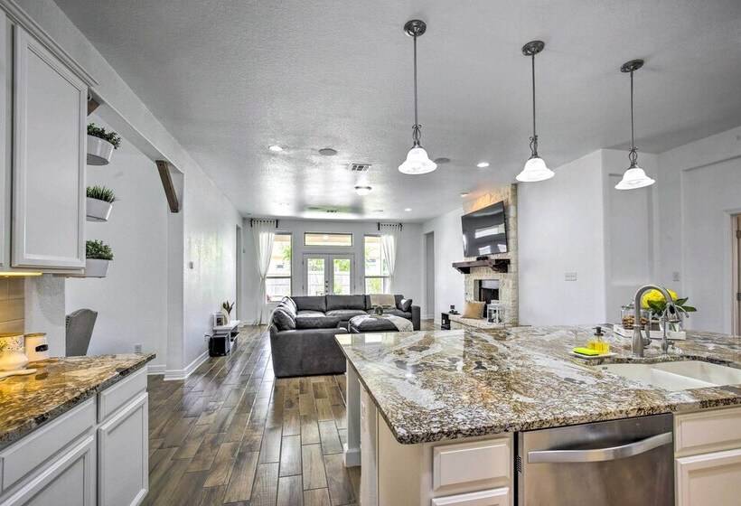 Suburban San Antonio Home: Patio & Pool Access!