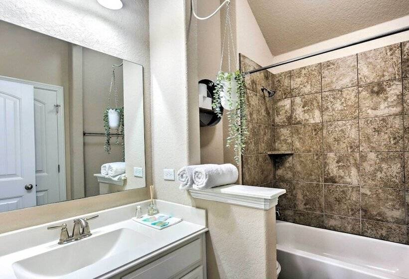 Suburban San Antonio Home: Patio & Pool Access!