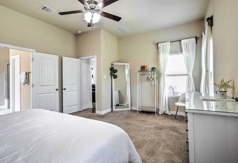 Suburban San Antonio Home: Patio & Pool Access!