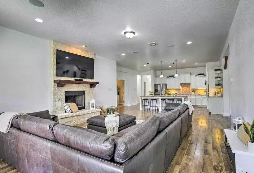 Suburban San Antonio Home: Patio & Pool Access!