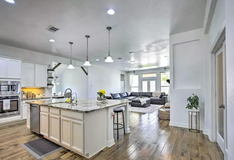 Suburban San Antonio Home: Patio & Pool Access!