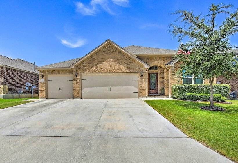 Suburban San Antonio Home: Patio & Pool Access!