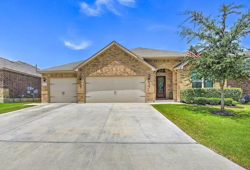 Suburban San Antonio Home: Patio & Pool Access!