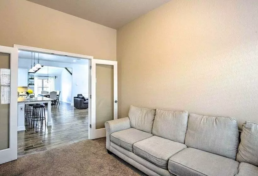 Suburban San Antonio Home: Patio & Pool Access!
