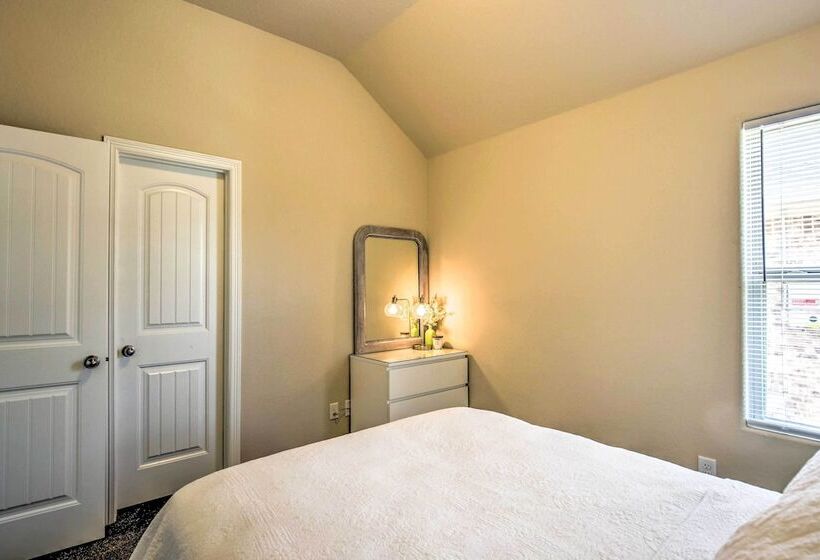 Suburban San Antonio Home: Patio & Pool Access!