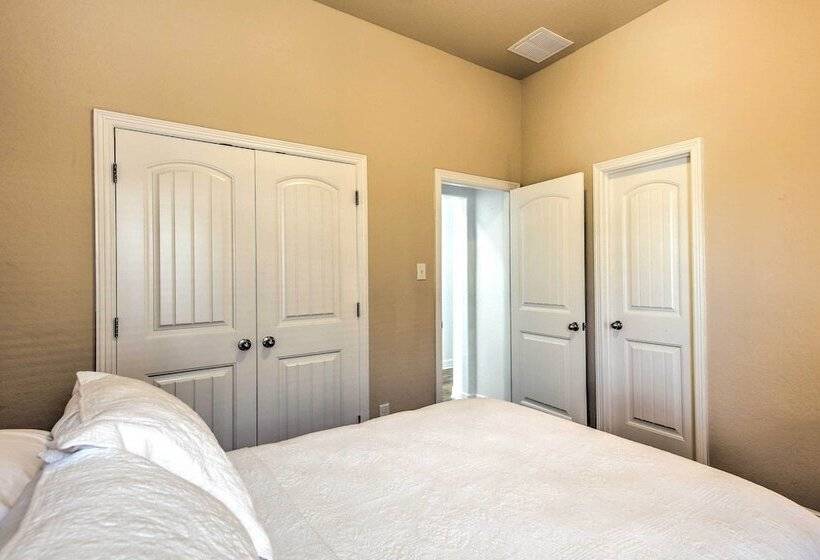 Suburban San Antonio Home: Patio & Pool Access!