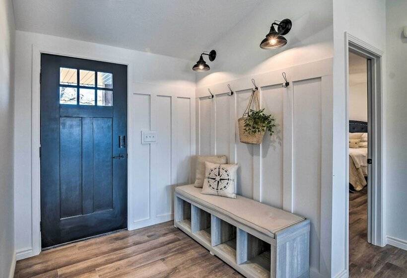 The Retreat On Reno  Home W/ Hot Tub + Deck!