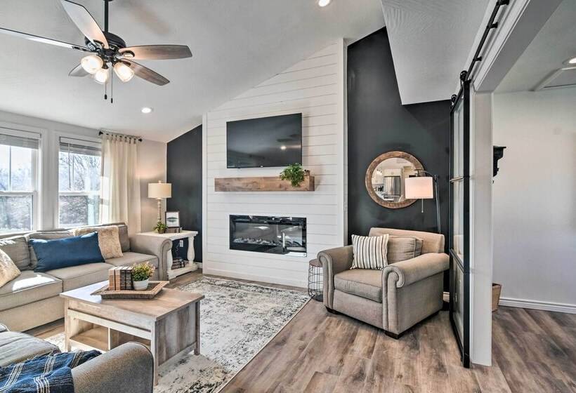 The Retreat On Reno  Home W/ Hot Tub + Deck!