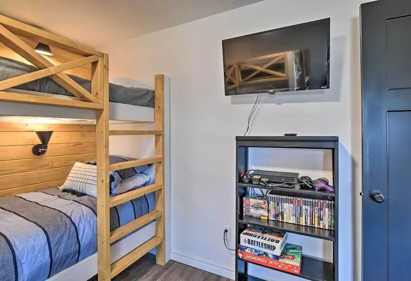 The Retreat On Reno  Home W/ Hot Tub + Deck!