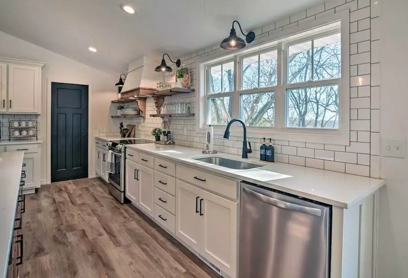 The Retreat On Reno  Home W/ Hot Tub + Deck!