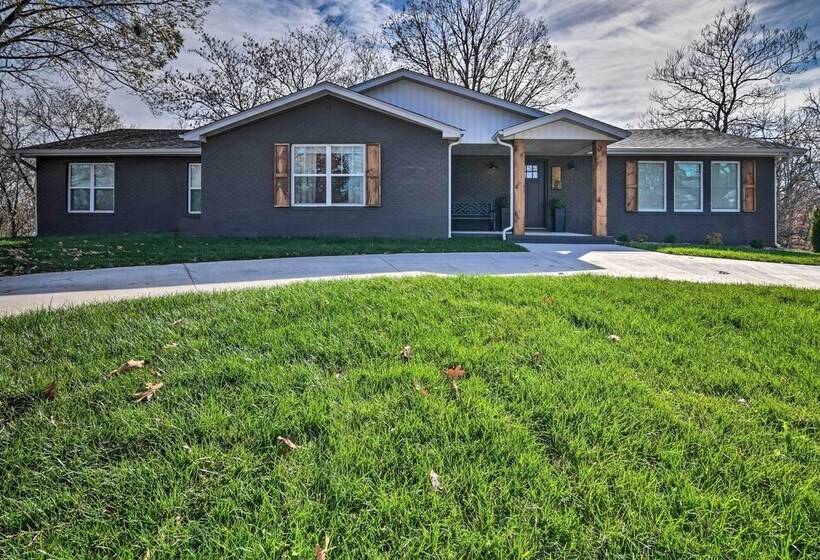 The Retreat On Reno  Home W/ Hot Tub + Deck!