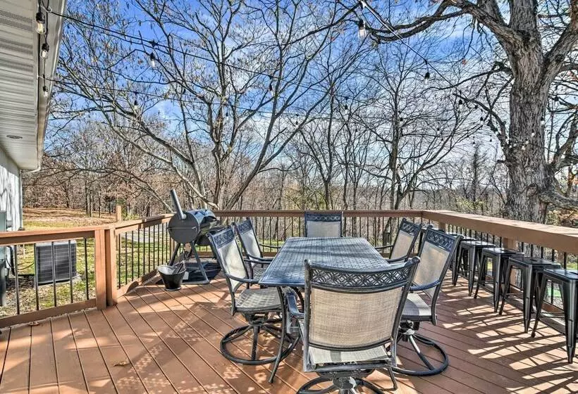 The Retreat On Reno  Home W/ Hot Tub + Deck!